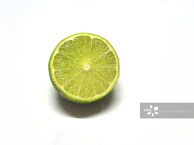 白色背景上的半个柠檬图片素材