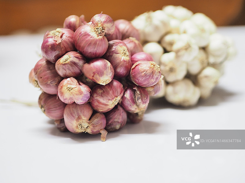白色背景上的红葱头和大蒜图片素材
