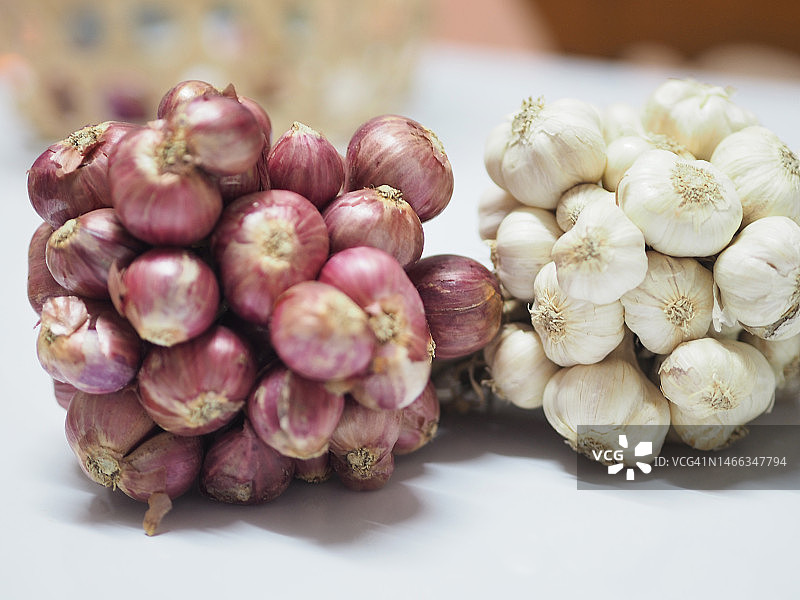 白色背景上的红葱头和大蒜图片素材