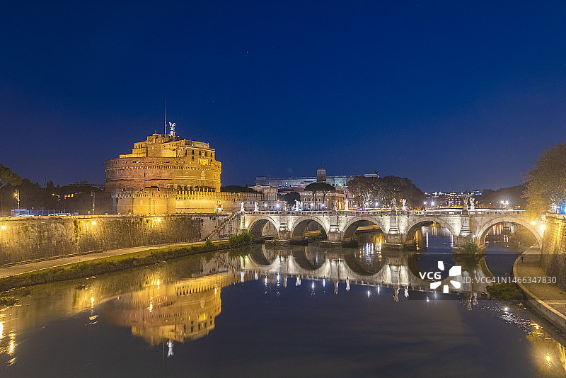 夜幕下的圣天使桥图片素材