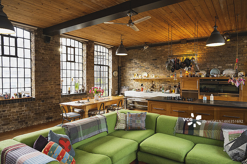 由仓库式阁楼公寓改造而成的时尚家居室内设计图片素材