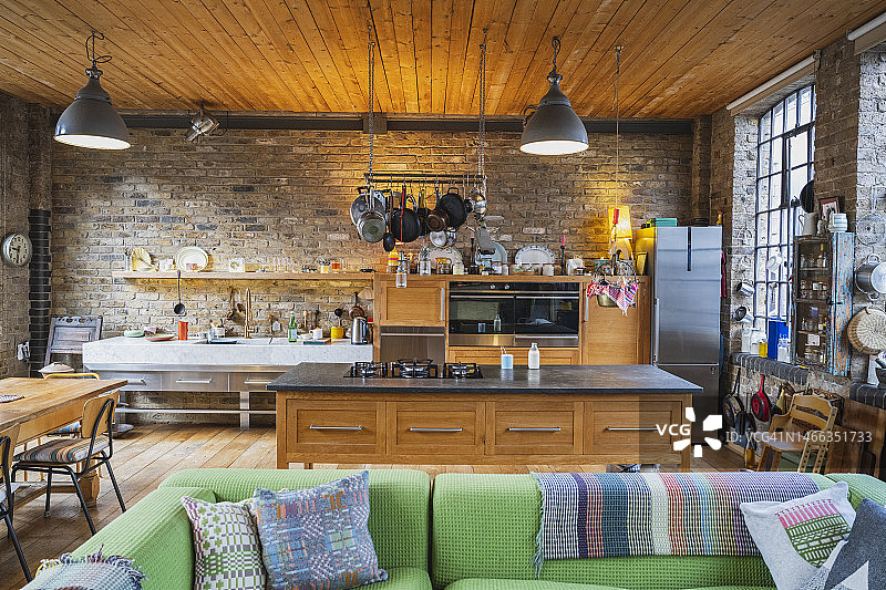 改造仓库阁楼公寓的开放式起居区图片素材