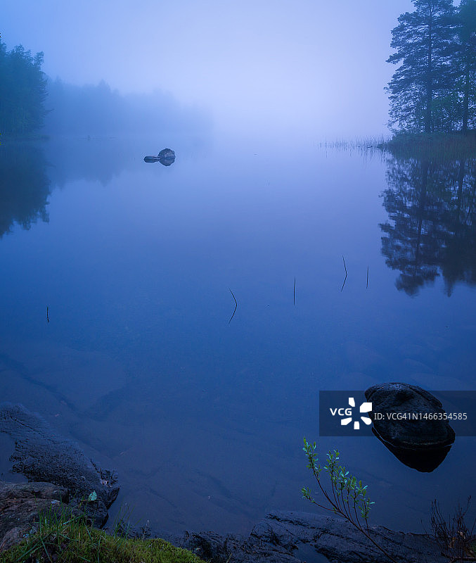 清晨芬兰曼蒂哈尔尤的寂静迷雾森林湖图片素材