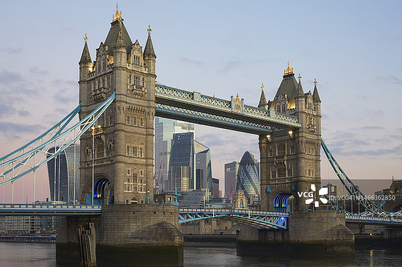 日出时分的伦敦塔桥和伦敦天际线图片素材