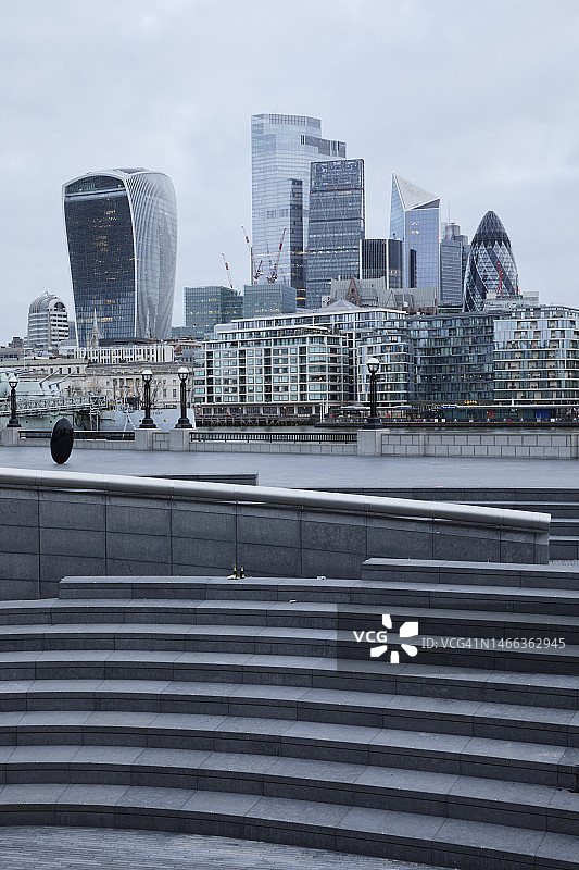 灰色天空下的伦敦城市天际线和圆形剧场图片素材