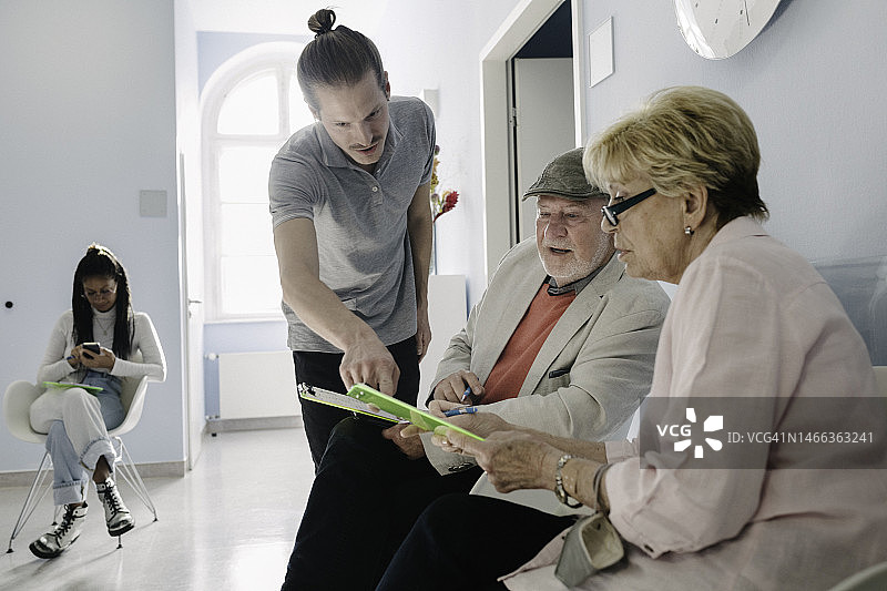 帮助年长患者填写表格图片素材
