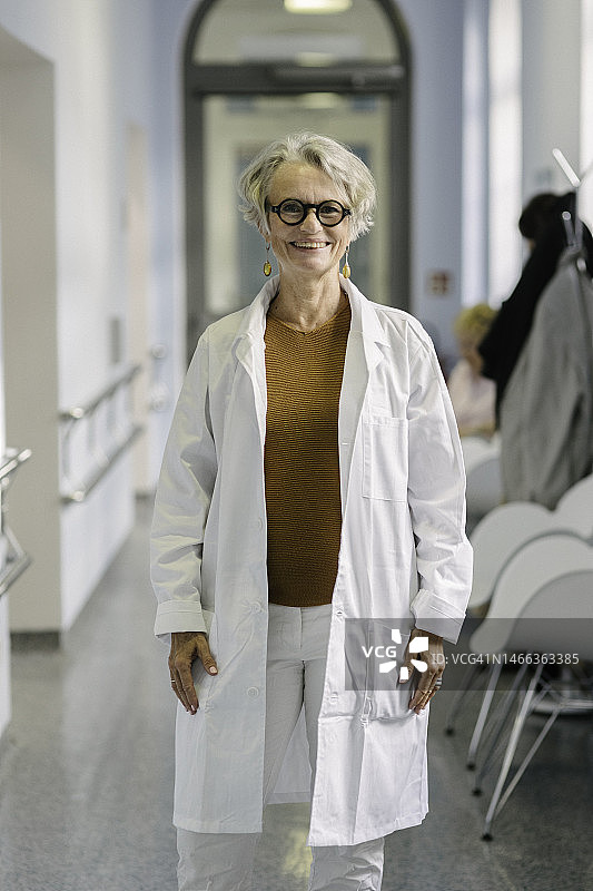 诊所中年女医生肖像图片素材