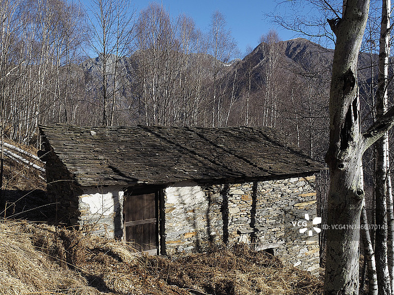 意大利北部坎诺比纳山谷的古老石头小屋图片素材