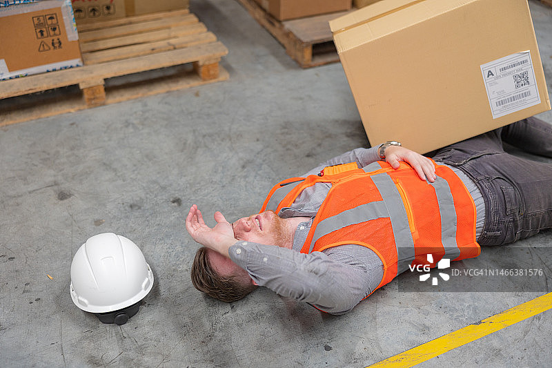 仓库中发生事故的男工人图片素材