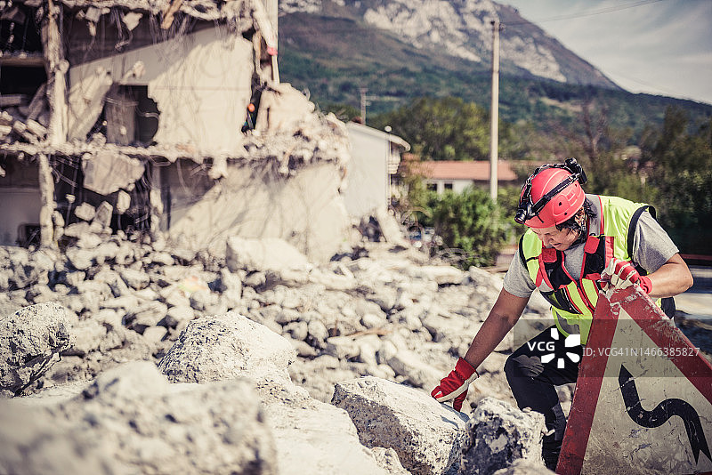 救援人员在搜救犬的帮助下进行搜索图片素材