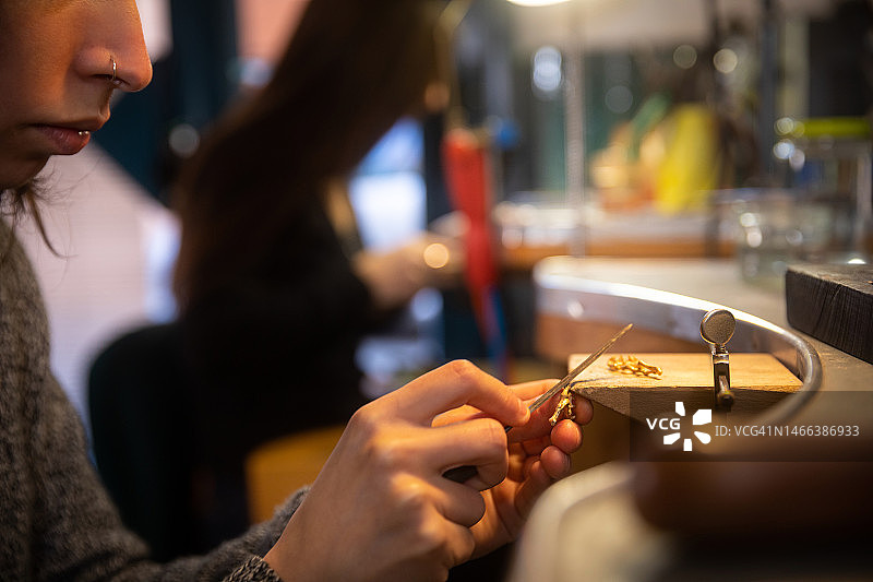 女珠宝商正在工作图片素材