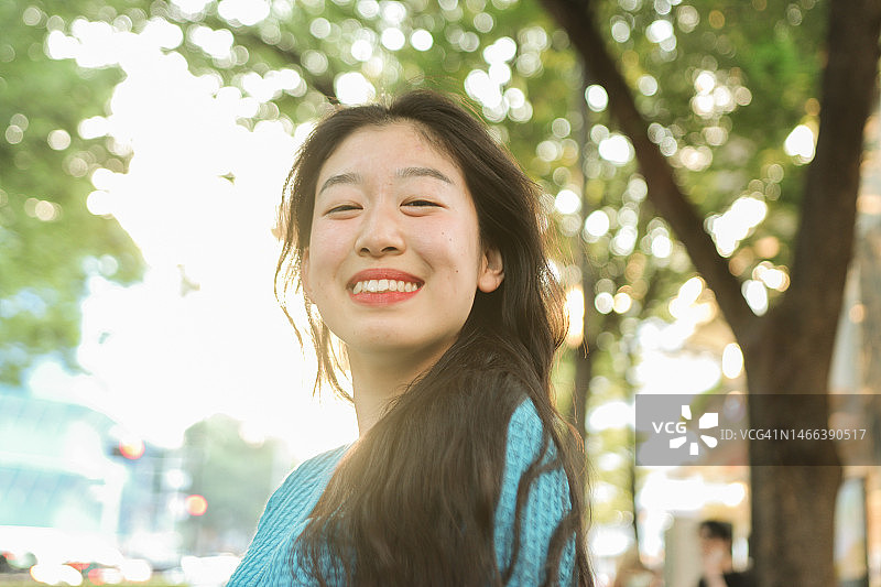笑容灿烂的亚洲少女肖像图片素材