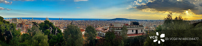 日落时分的巴塞罗那城市景观图片素材