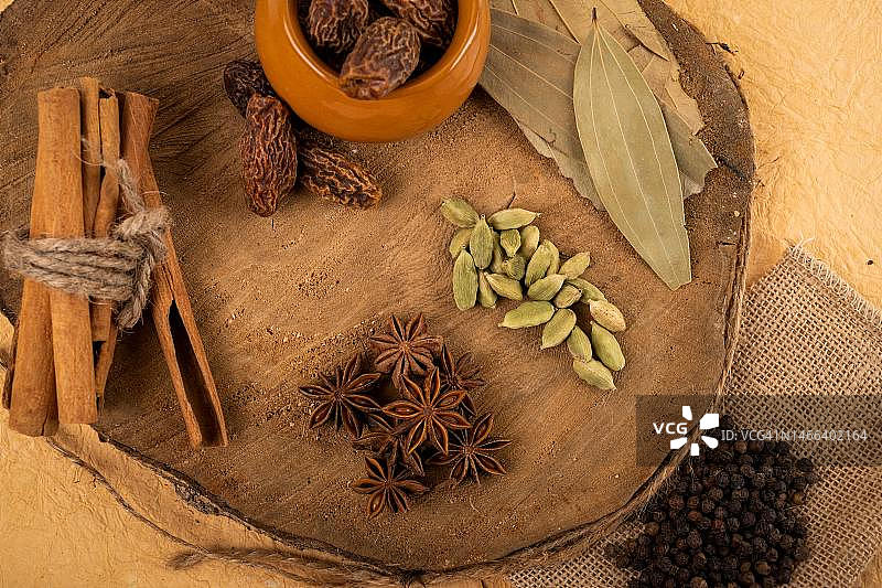 印尼餐桌上的香料高角度视图图片素材