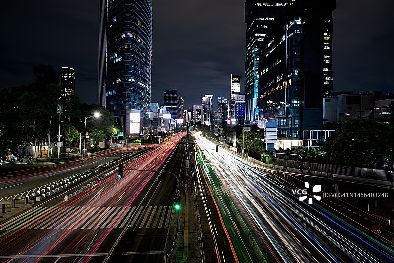 慢速长曝光雅加达城市夜景光轨图片素材