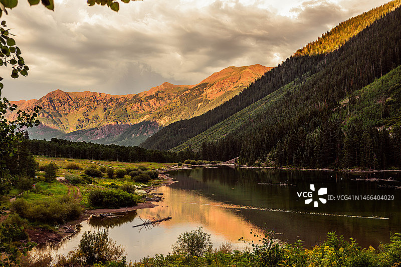 美国科罗拉多州栗色钟山湖光山色风光图片素材