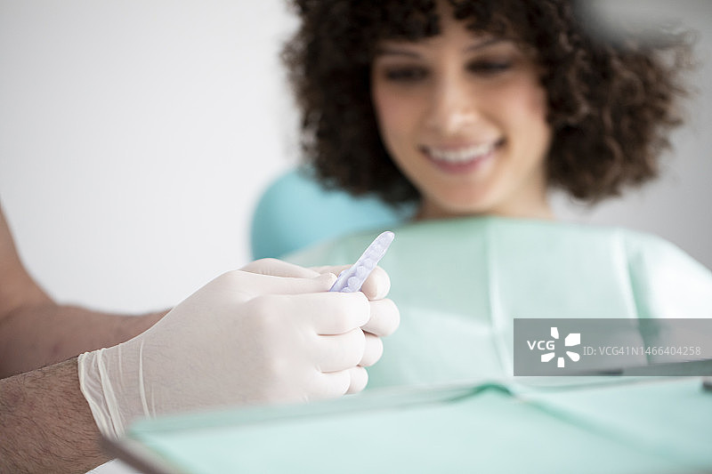 牙科诊所内戴牙齿保持器的女人图片素材