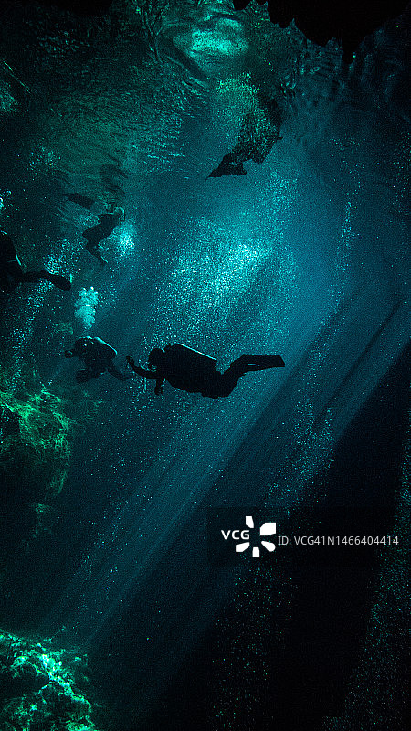 在墨西哥图卢姆海中水肺潜水的女性图片素材