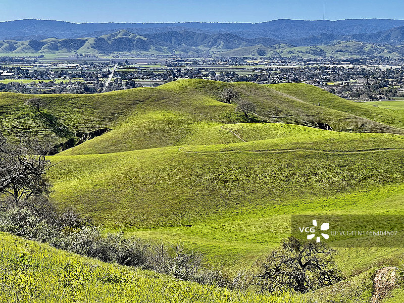 天空映衬下的农田风景图片素材