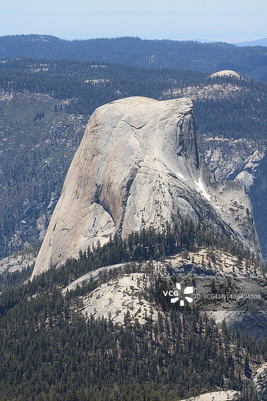天空下雪山的鸟瞰图图片素材