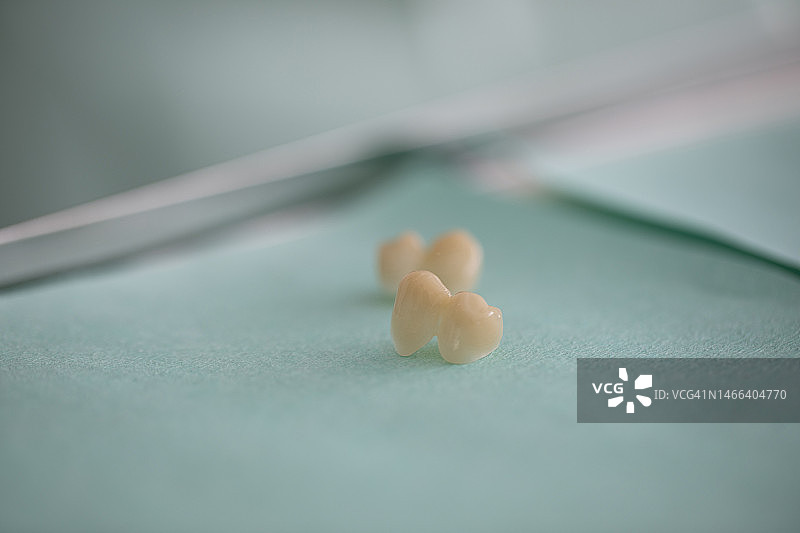 牙医桌上的人体牙齿模型图片素材