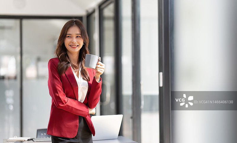 女商人或办公室职员站在办公桌旁图片素材