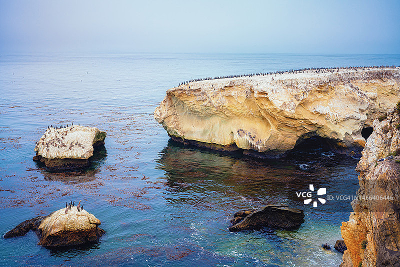 美国加利福尼亚州皮斯莫海滩的退潮岩石峭壁图片素材