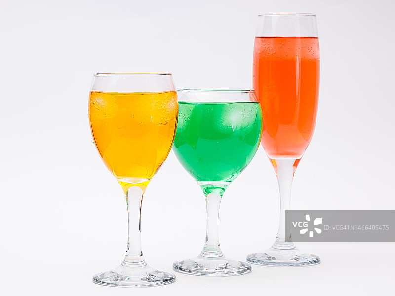 巴西白色背景下玻璃杯中的饮品特写图片素材