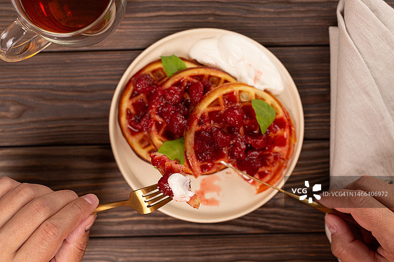 俄罗斯维也纳华夫饼配草莓酱和酸奶油图片素材