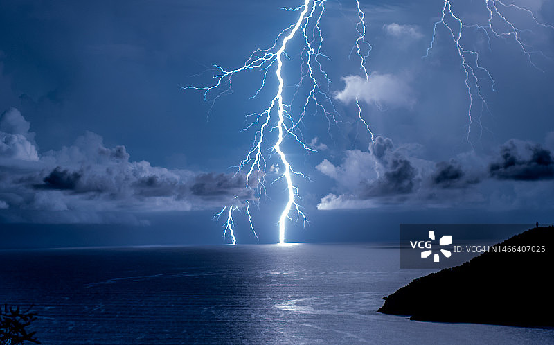 英属维尔京群岛夜间海面闪电景观图片素材
