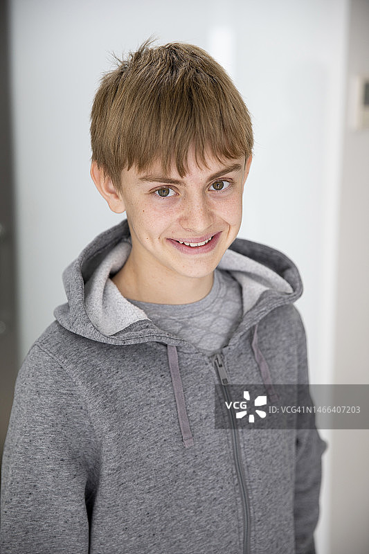 对着镜头微笑的青少年男孩图片素材