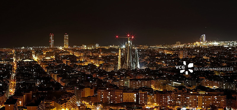 西班牙巴塞罗那夜间城市建筑鸟瞰图图片素材