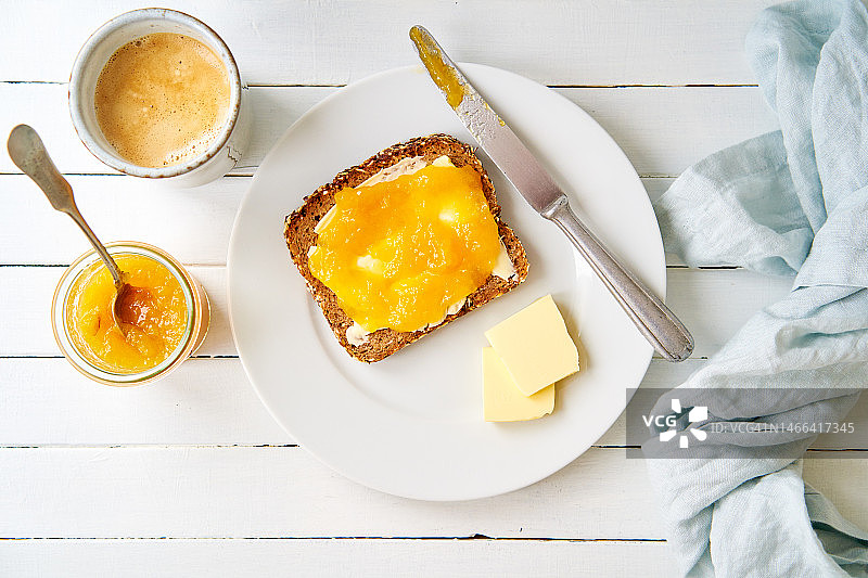 一片带橘子酱的全麦面包图片素材