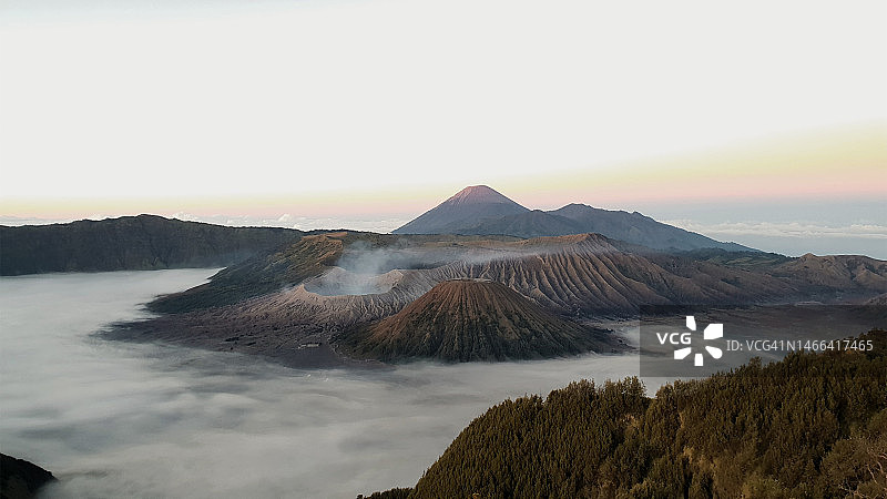 印度尼西亚东爪哇火山日落美景图片素材