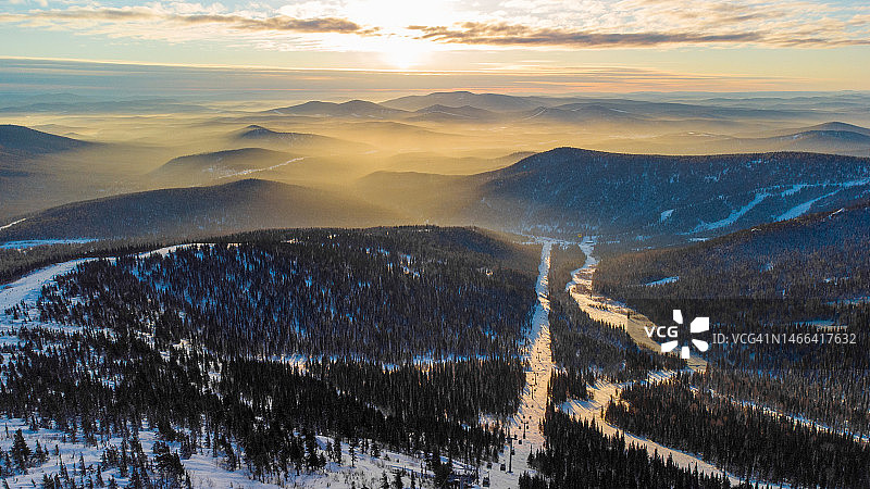 日落时分俄罗斯克麦罗沃州雪山航拍图片素材
