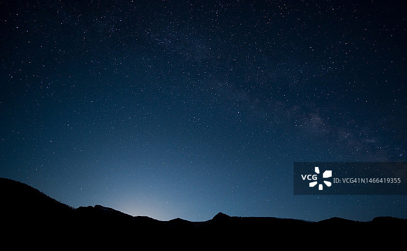 印度尼西亚夜空下的山脉剪影图片素材