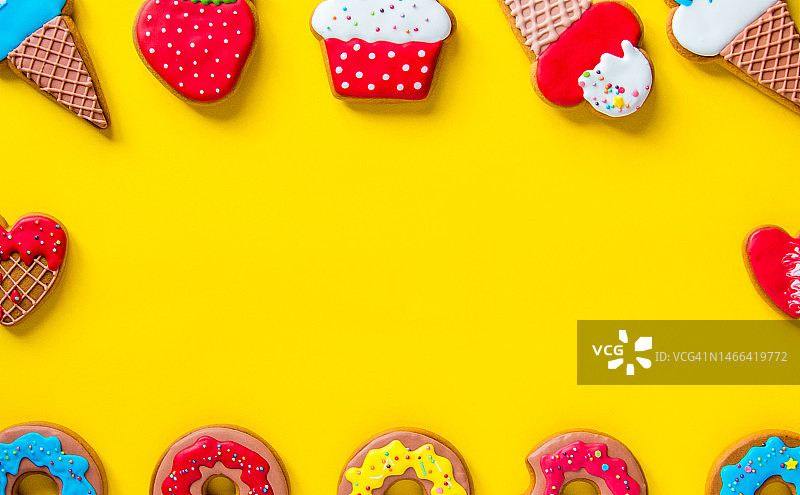 黄色背景圆形姜饼文字区图片素材