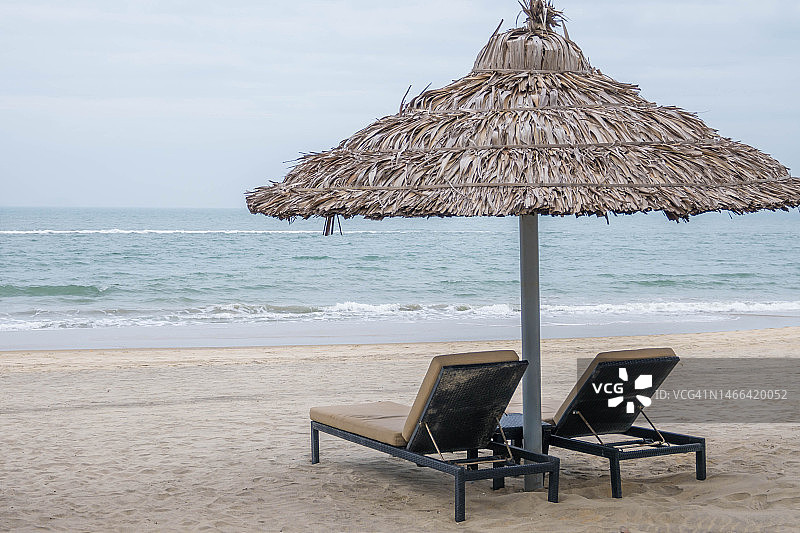 越南会安库岱海滩的双人沙滩椅图片素材