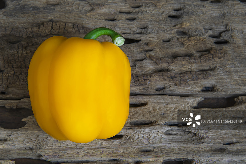 木桌上的黄色甜椒特写，泰国图片素材