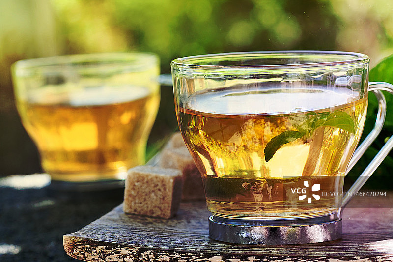 桌子上啤酒杯的特写图片素材