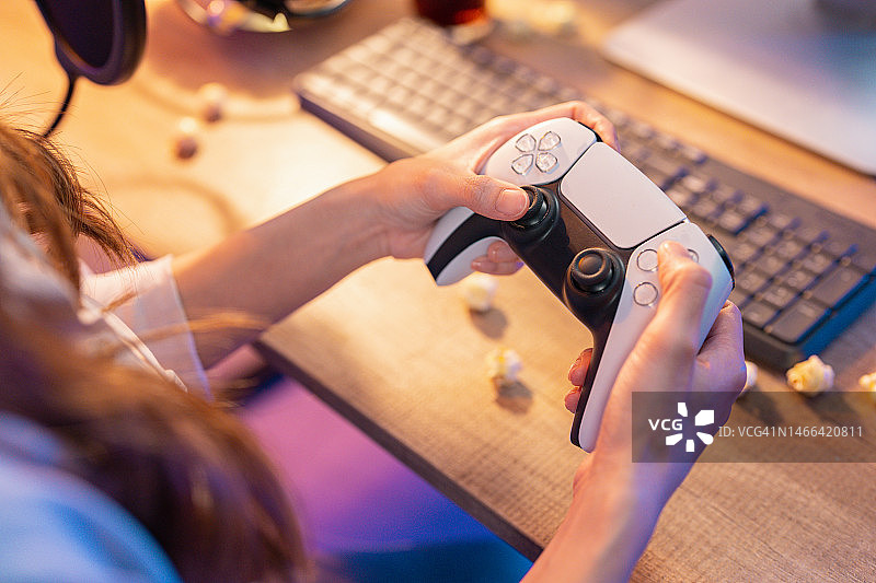 在家玩电子游戏的女子身体中部图片素材