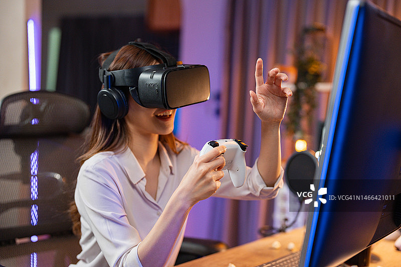 女性在家畅玩VR游戏，体验元宇宙图片素材