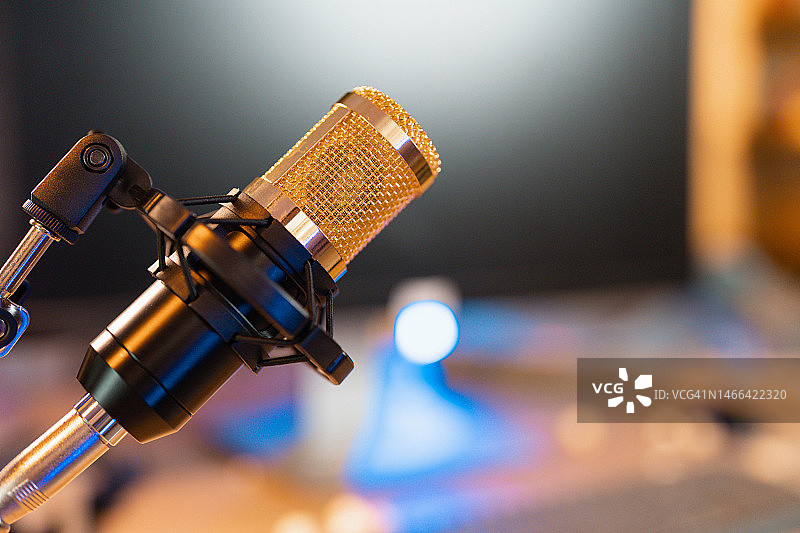 带游戏显示器背景的现代/复古麦克风图片素材