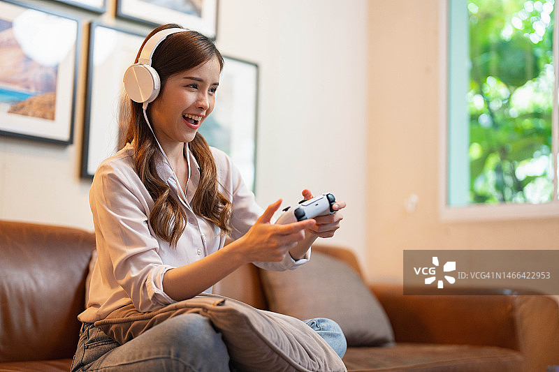 女人在客厅里用游戏杆玩电子游戏图片素材