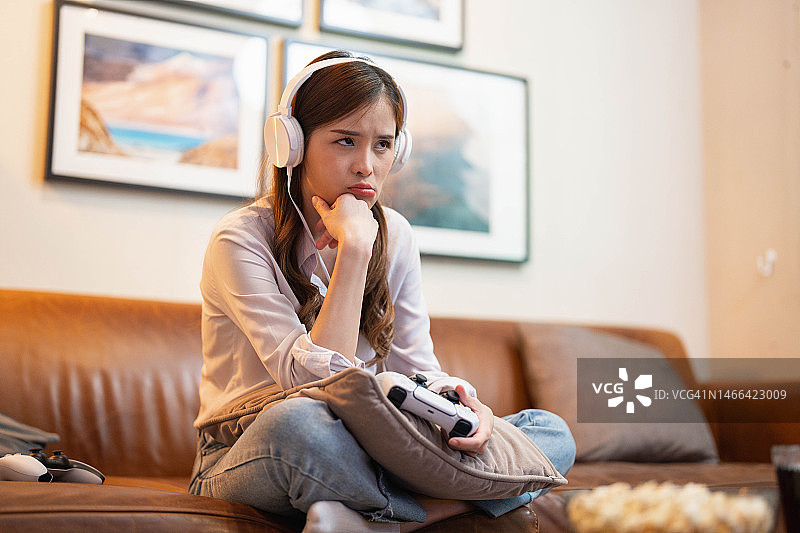 年轻女孩因未赢得比赛而感到失望图片素材