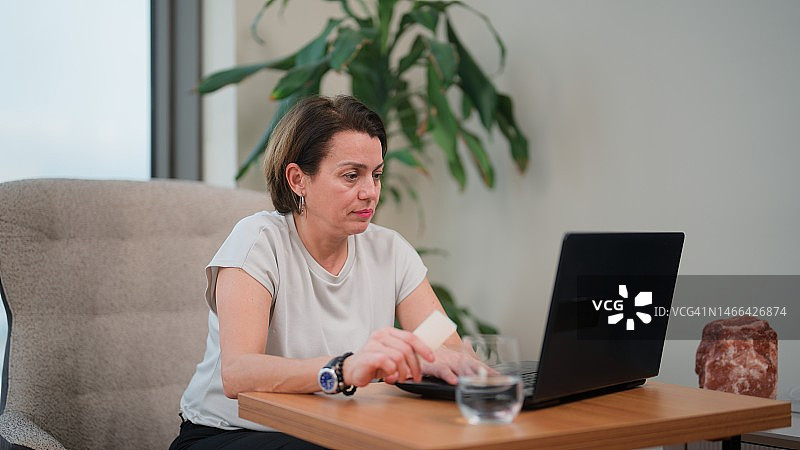 女人观看激素替代疗法说明图片素材