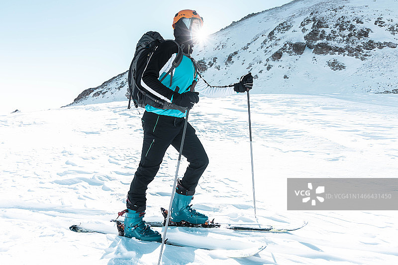 男子在西班牙逆光滑雪登山图片素材