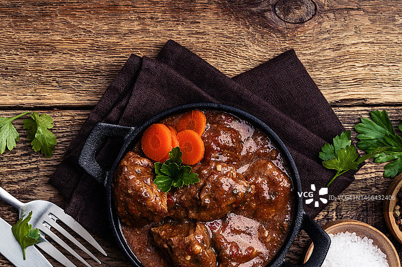 铸铁锅炖牛肉，俯视图图片素材