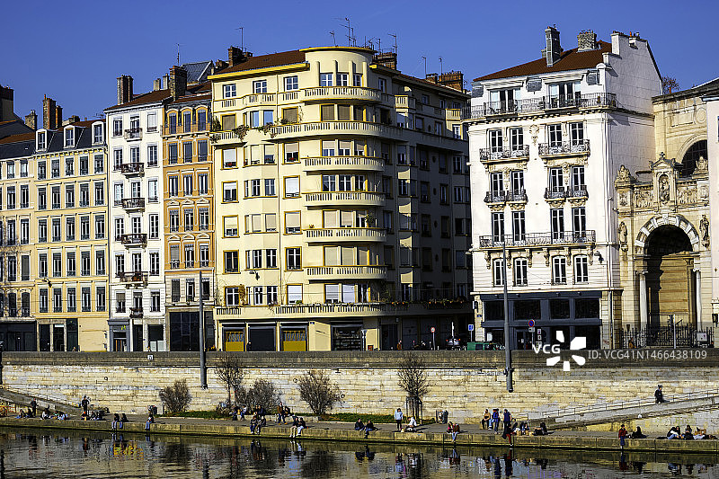 人们聚集在索恩河岸边享受冬日阳光图片素材