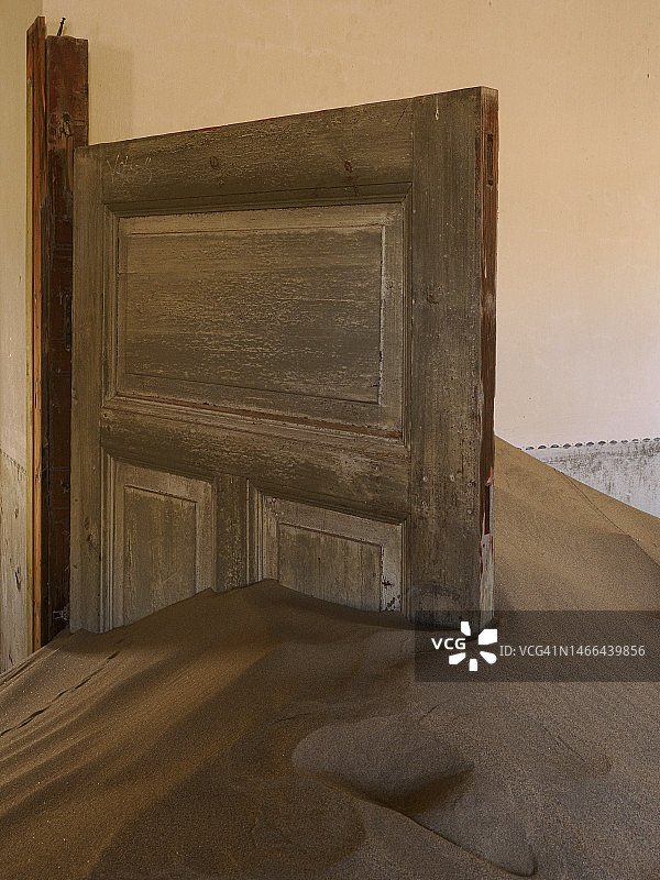 纳米比亚科尔曼斯科普鬼镇的废弃建筑内部图片素材